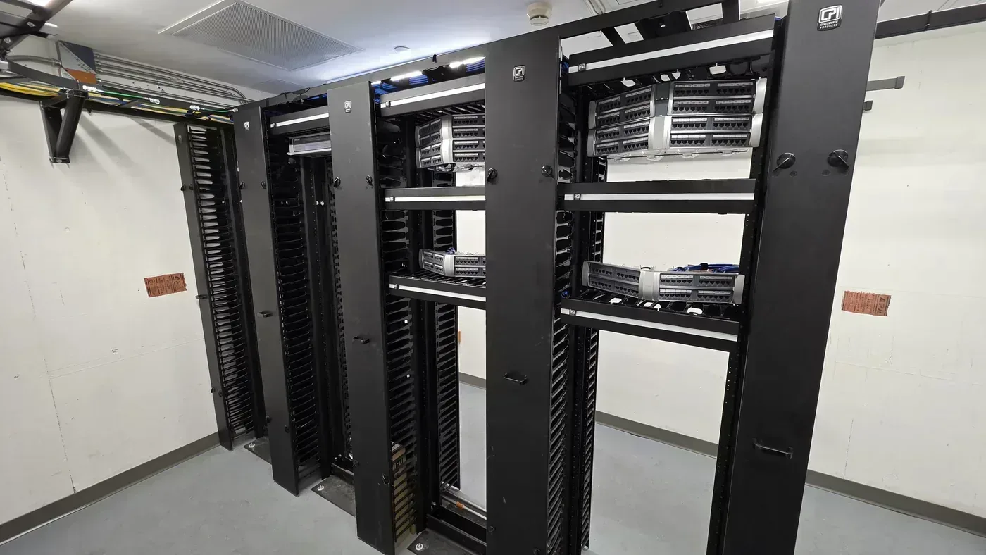 Racks de 2 Postes y Administradores de Cables - Proyecto Farmacia Hospitalaria en St. Petersburg | Cableado Estructurado TSS USA