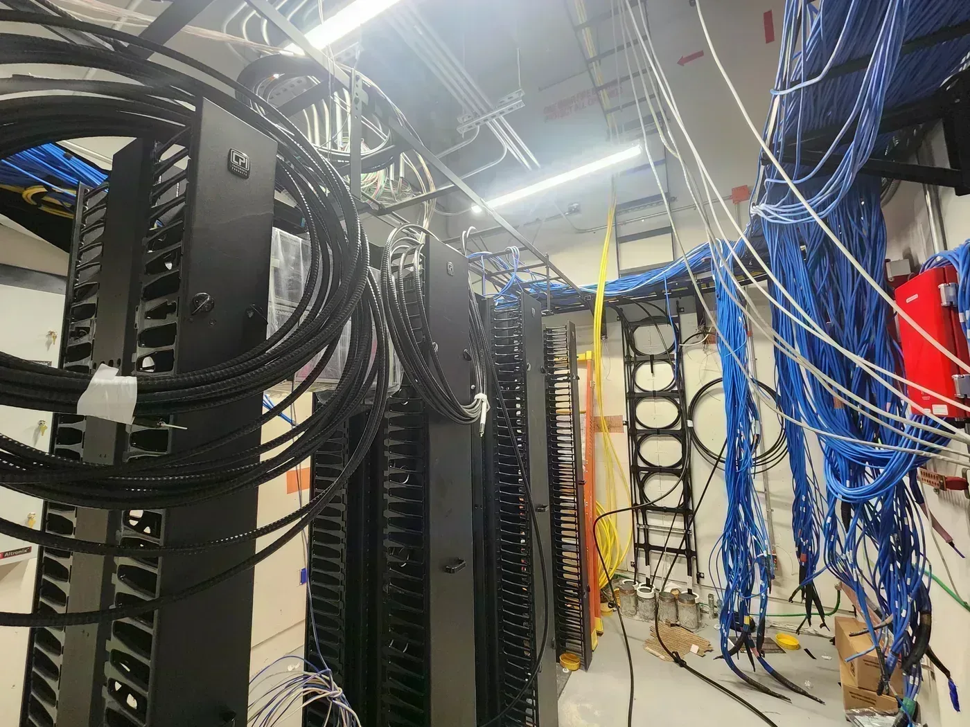 Cableado Cat6A Antes de la Gestión de Cables - Proyecto Edificio de Oficinas Médicas 1 en St. Petersburg | Cableado Estructurado TSS USA