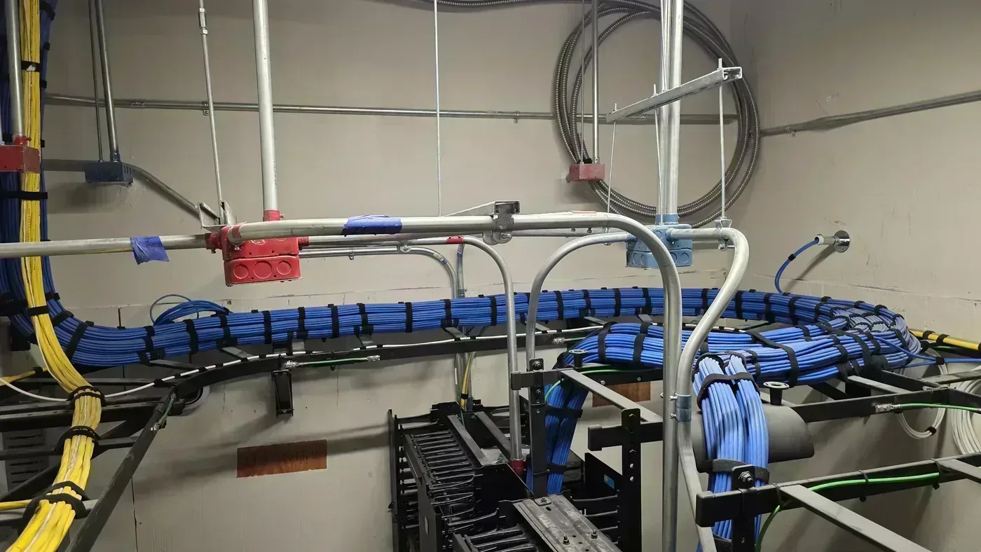 Peinado de Cables Cat6A y de Control de Acceso - Proyecto Edificio de Oficinas Médicas 3 en St. Petersburg | Cableado Estructurado TSS USA
