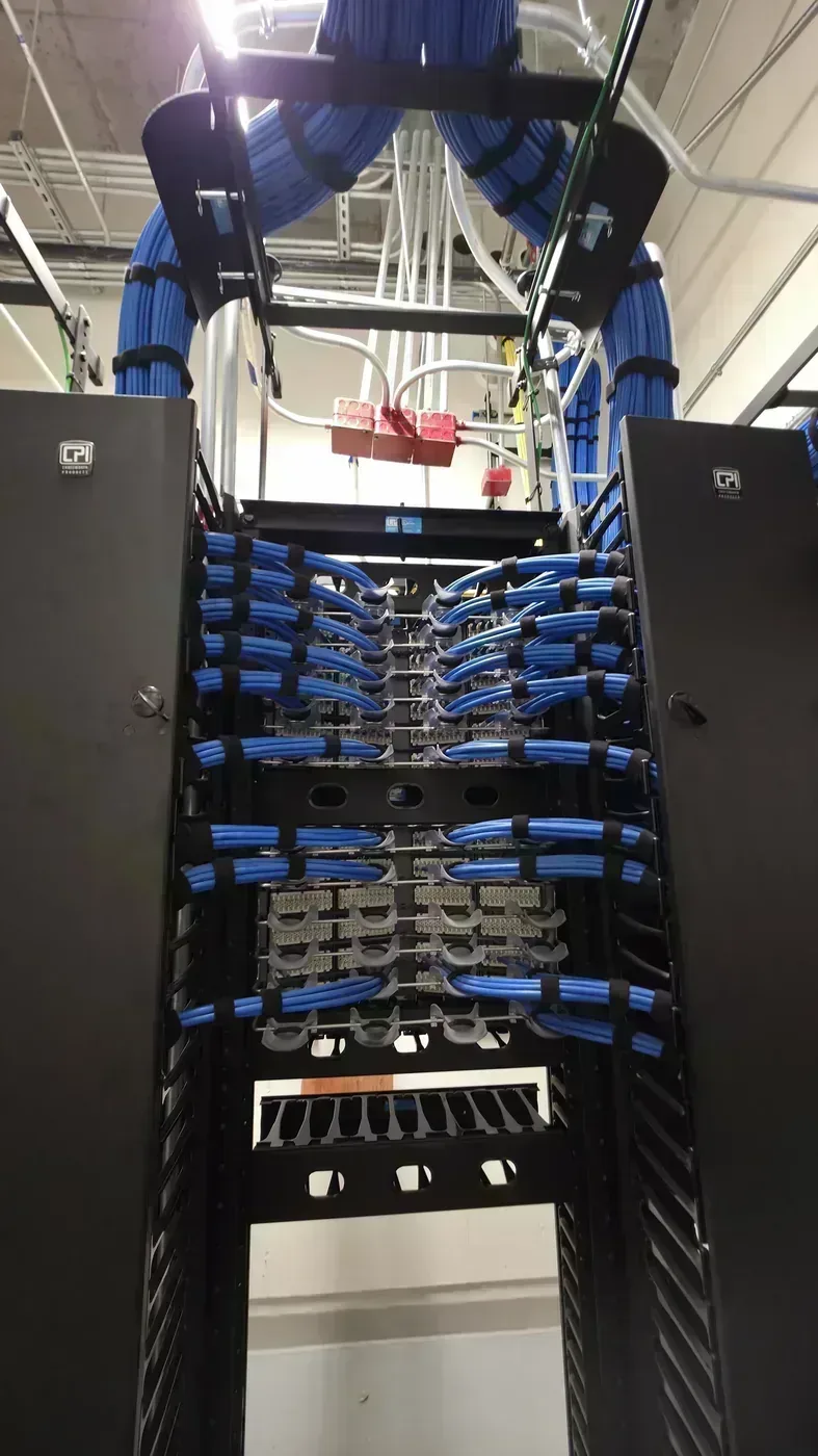 Terminaciones en Panel Angular Cat6A - Proyecto Edificio de Oficinas Médicas 3 en St. Petersburg | Cableado Estructurado TSS USA
