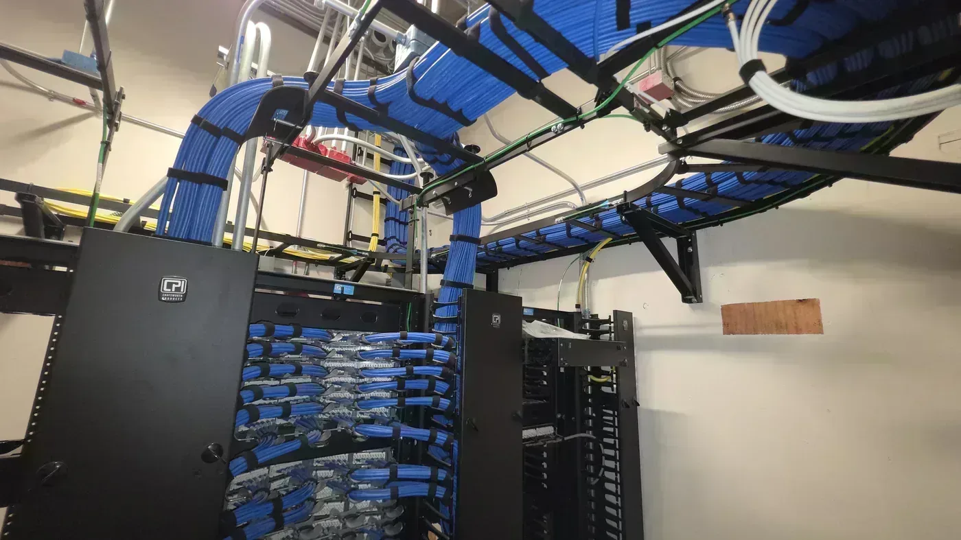 TDR Cuartos de Servidores - Terminaciones y Tendido de Cableado Estructurado - Proyecto Edificio de Oficinas Médicas 3 en St. Petersburg | Cableado Estructurado TSS USA