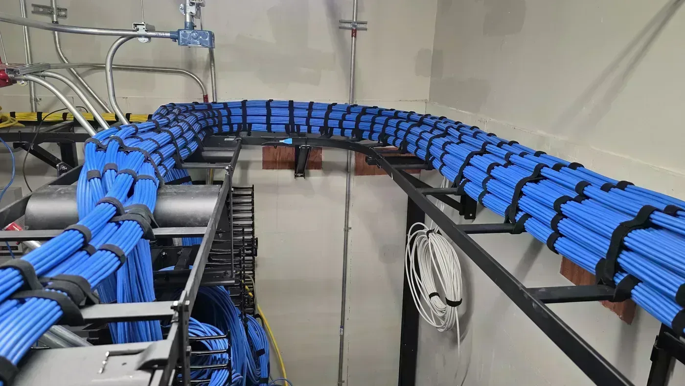 Agrupamiento de Cables Cat6A - Proyecto Edificio de Oficinas Médicas 4 en St. Petersburg | Cableado Estructurado TSS USA