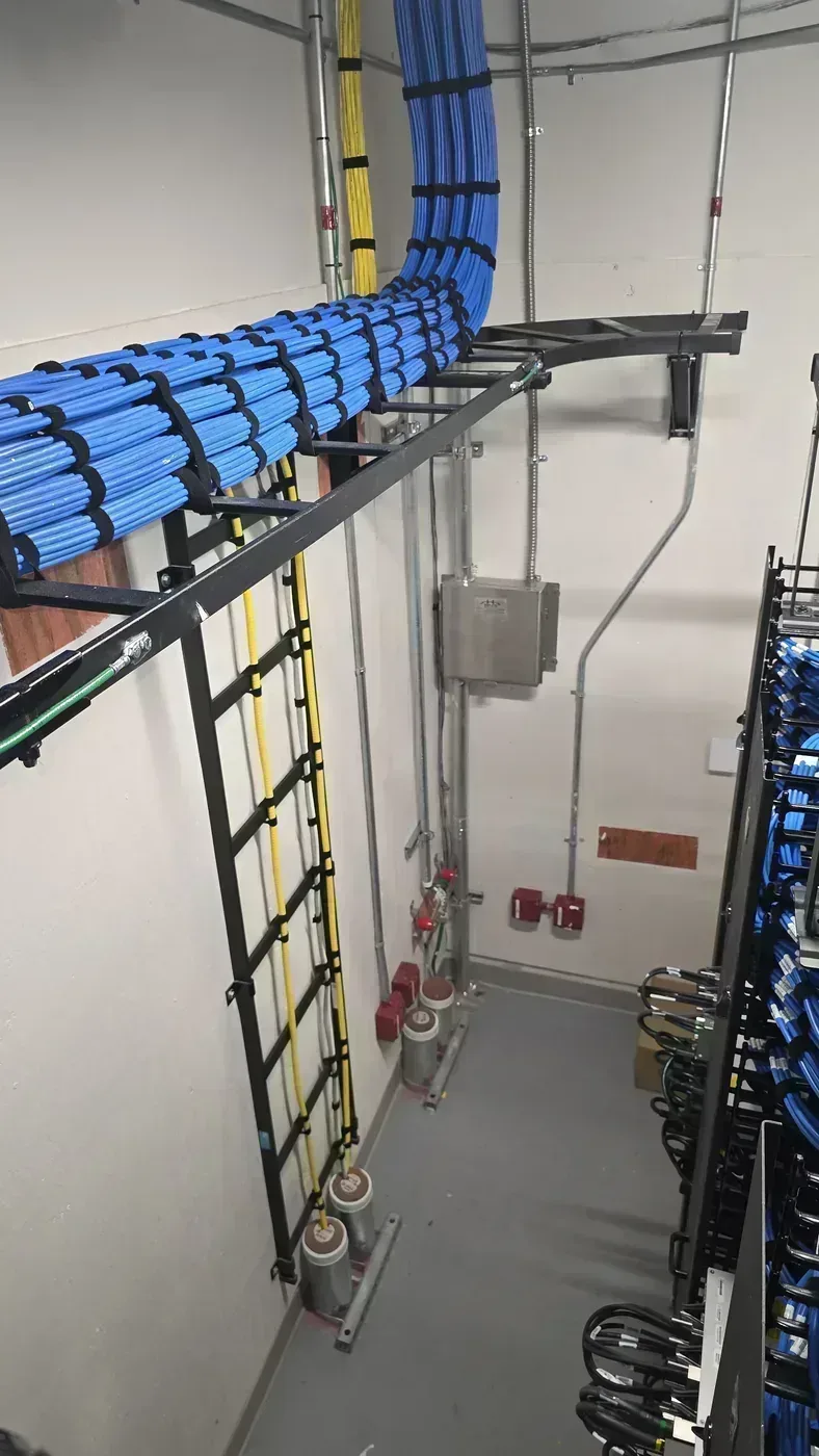 Cable Cat6A en Rack Escalera - Proyecto Edificio de Oficinas Médicas 4 en St. Petersburg | Cableado Estructurado TSS USA