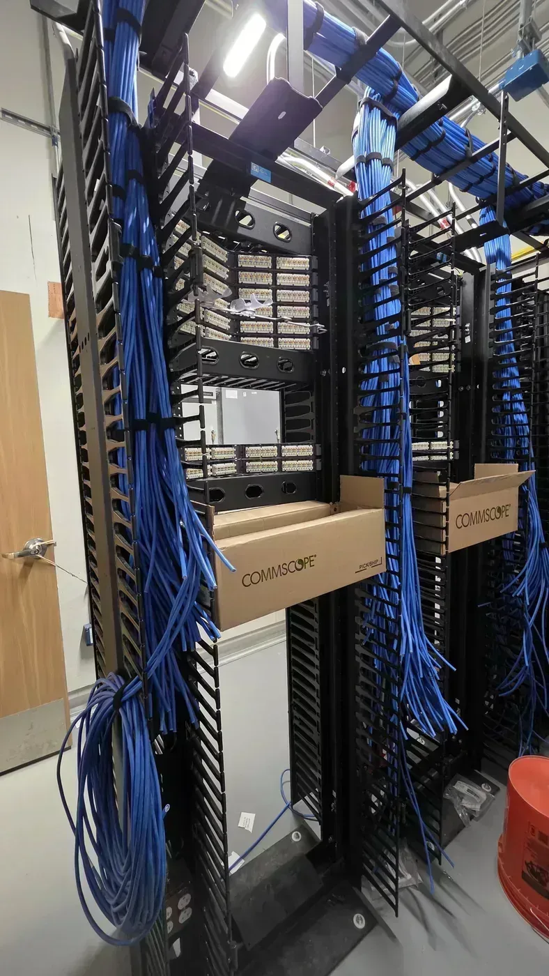 Preparación para Terminación de Cableado Estructurado Cat6A - Proyecto Edificio de Oficinas Médicas 4 en St. Petersburg | Cableado Estructurado TSS USA